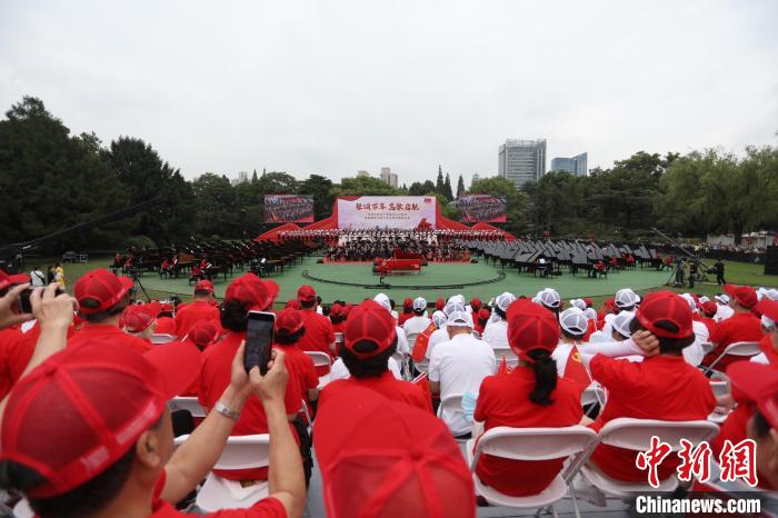 庆祝中国共产党成立100周年，百架钢琴大型户外交响合唱音乐会在上海举行。　张亨伟 摄